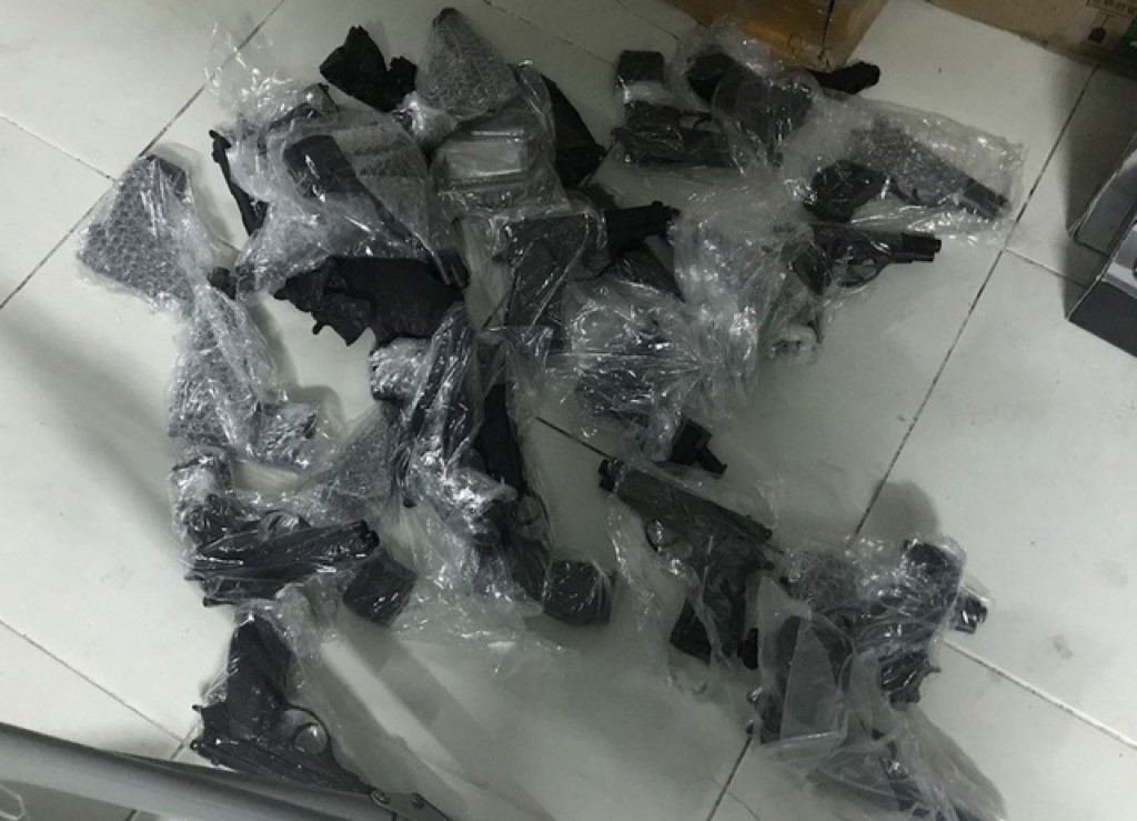 Cận cảnh kho vũ khí "khủng" được vợ chồng "ông trùm" cất giấu - Hình 7