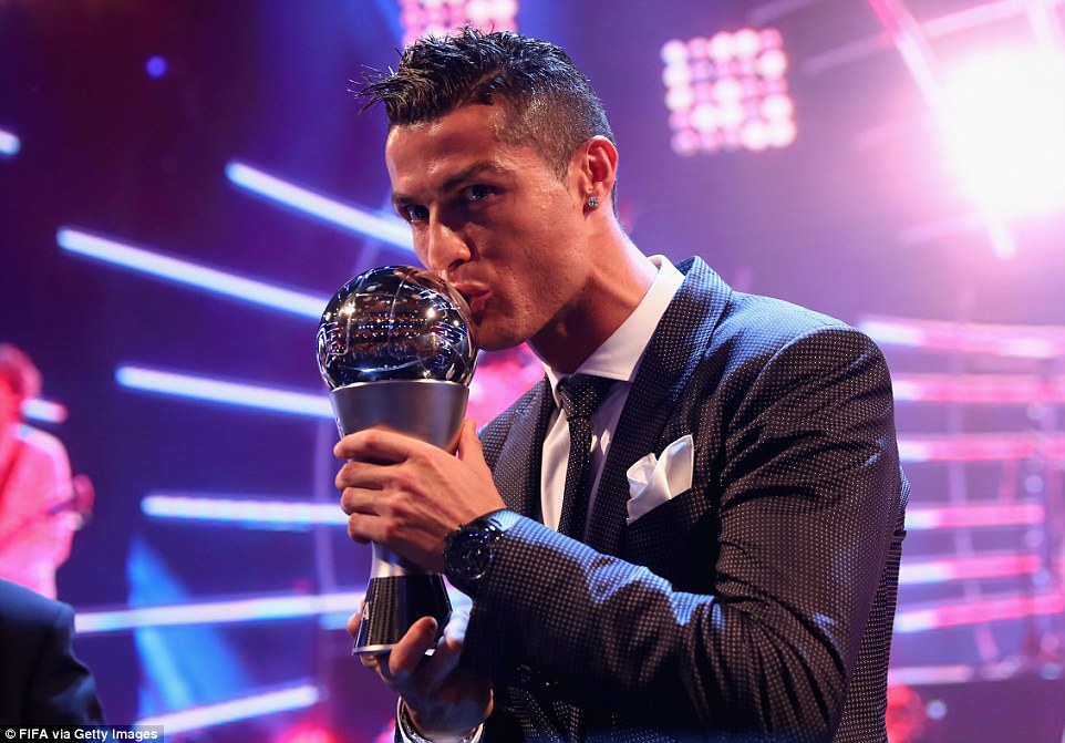 Clip: Khoảnh khắc Ronaldo trở thành cầu thủ xuất sắc nhất năm 2017 - Hình 1