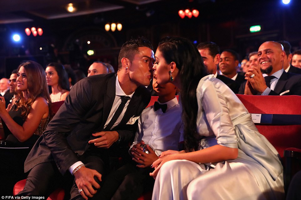 Clip: Khoảnh khắc Ronaldo trở thành cầu thủ xuất sắc nhất năm 2017 - Hình 2