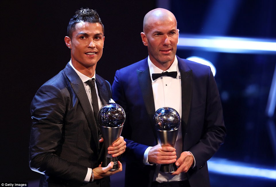 Clip: Khoảnh khắc Ronaldo trở thành cầu thủ xuất sắc nhất năm 2017 - Hình 3