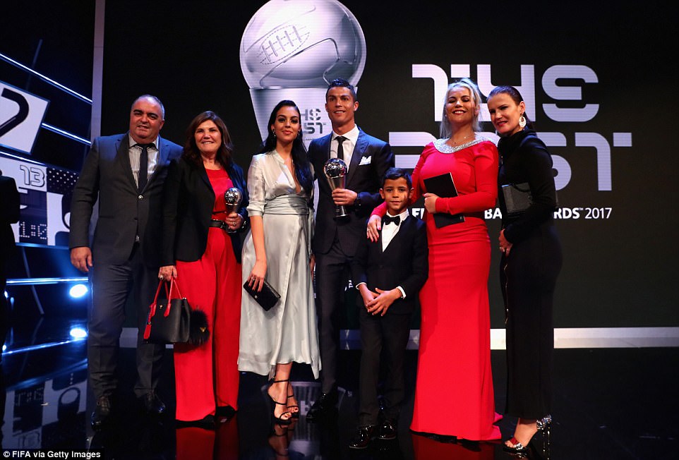 Clip: Khoảnh khắc Ronaldo trở thành cầu thủ xuất sắc nhất năm 2017 - Hình 4