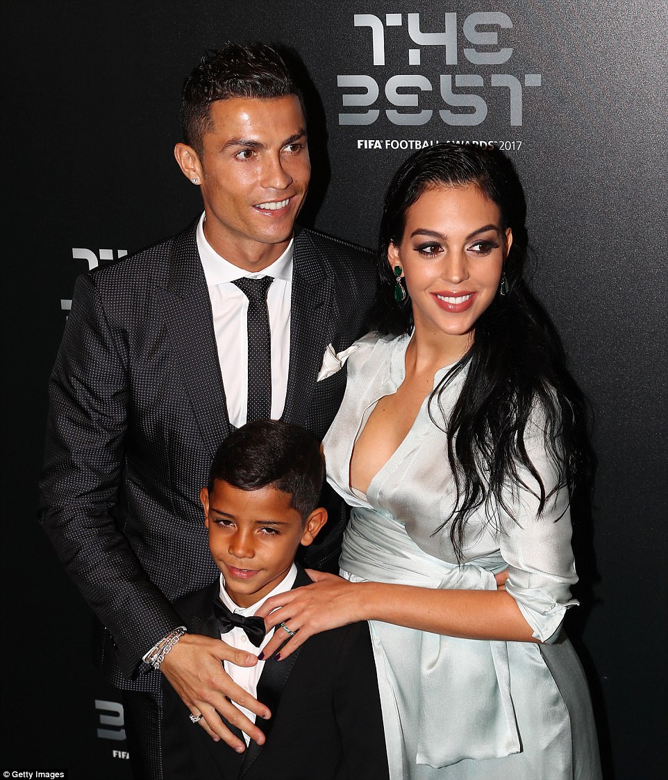 Clip: Khoảnh khắc Ronaldo trở thành cầu thủ xuất sắc nhất năm 2017 - Hình 5
