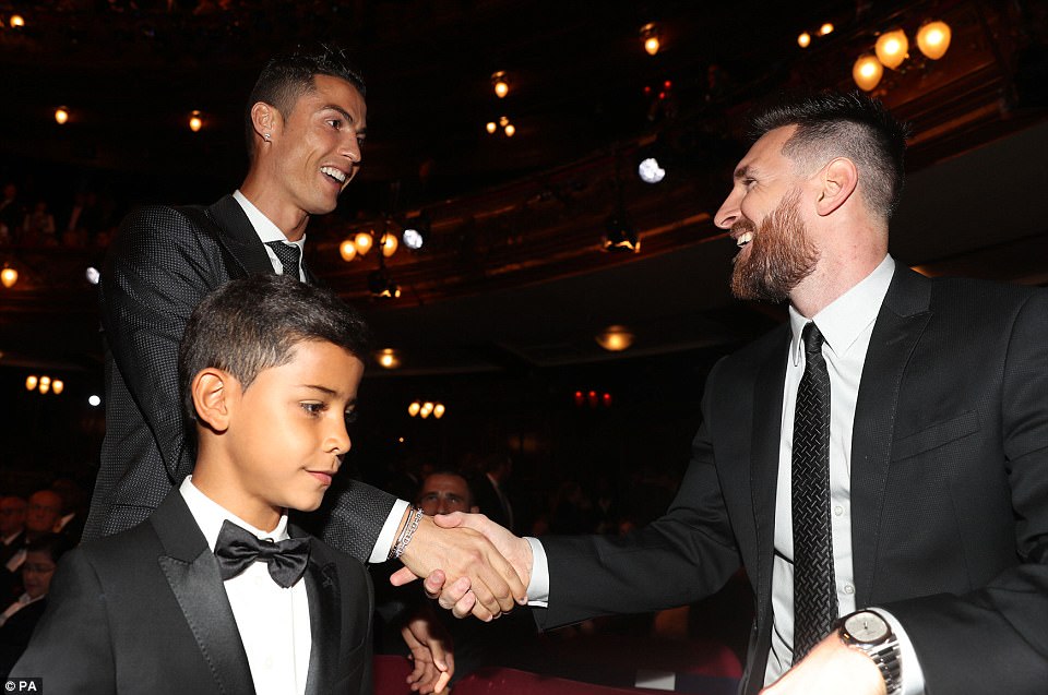 Clip: Khoảnh khắc Ronaldo trở thành cầu thủ xuất sắc nhất năm 2017 - Hình 6