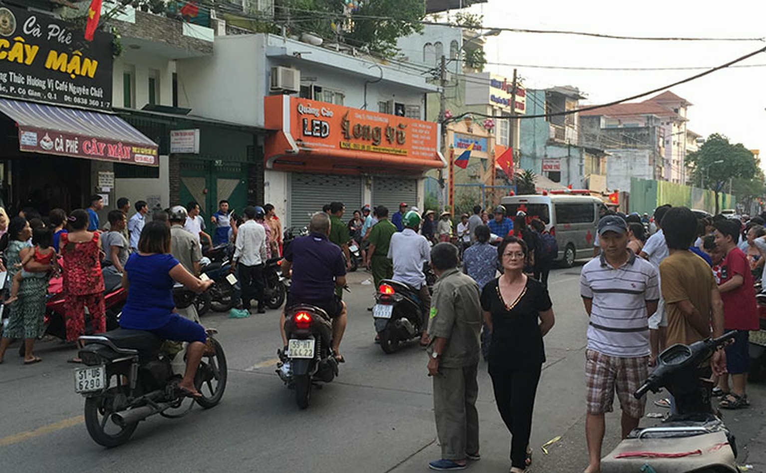 Nóng 12h: Đang xách "hàng trắng" thì bị cảnh sát cơ động bắt giữ - Hình 4