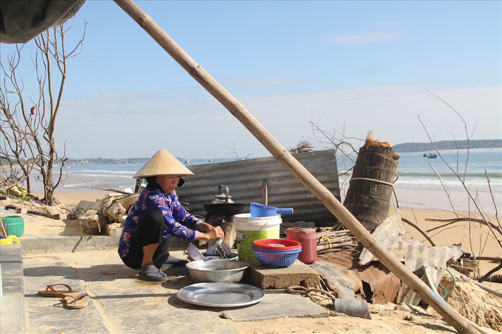 Nhiều nhà cửa bị sóng biển đánh sập, đổ ở Phú Yên - Hình 2
