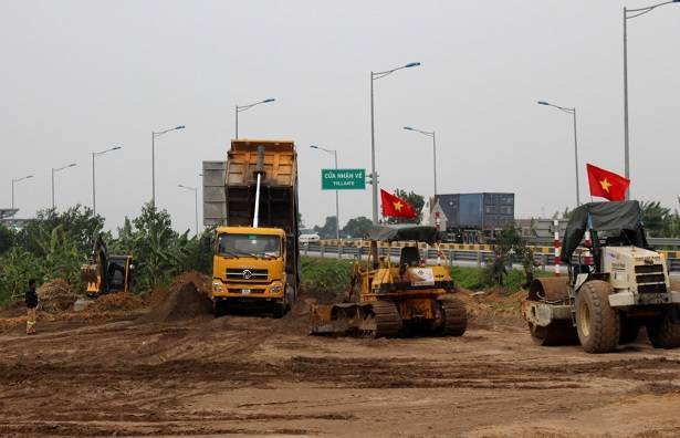 Hải Dương: Xe tải nặng vi phạm nghiêm trọng hành lang đê điều - Hình 4