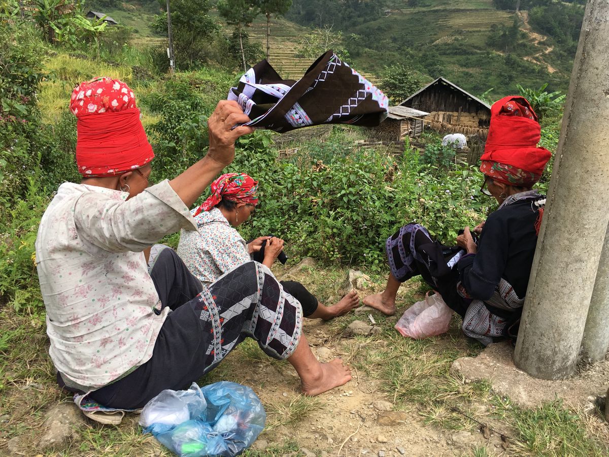 Chính trị - Xã hội - Chùm ảnh đẹp đến nao lòng: Phụ nữ vùng cao thêu yêu thương bên mỏm đá