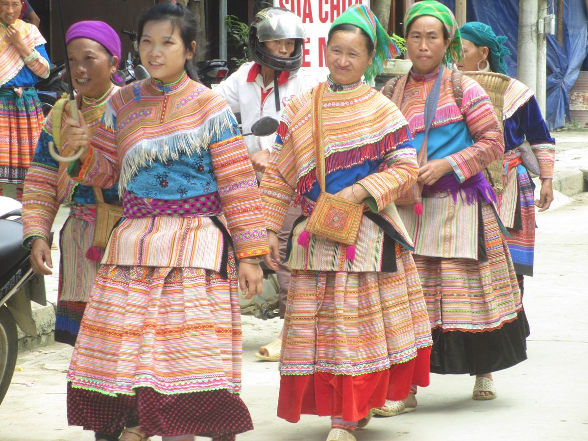 Chính trị - Xã hội - Chùm ảnh đẹp đến nao lòng: Phụ nữ vùng cao thêu yêu thương bên mỏm đá (Hình 12).