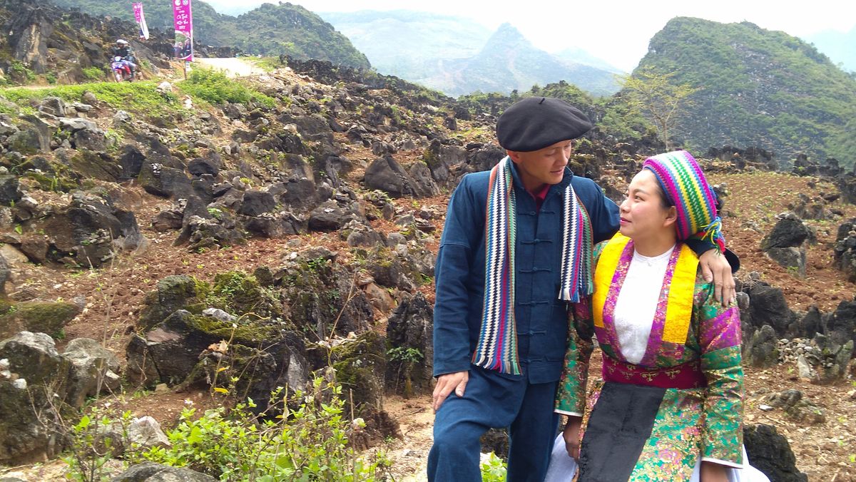 Chính trị - Xã hội - Chùm ảnh đẹp đến nao lòng: Phụ nữ vùng cao thêu yêu thương bên mỏm đá (Hình 10).