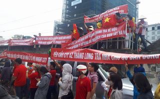 Bức xúc, cư dân Bright city “đội nắng” đòi nhà trước trụ sở BIDV 2 Bức xúc, cư dân Bright city “đội nắng” đòi nhà trước trụ sở BIDV 2