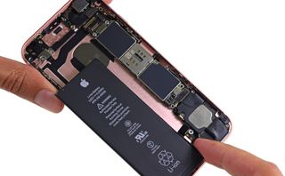 Apple sẽ hoàn trả phí thay pin cho người dùng Việt trong năm 2017 Apple sẽ hoàn trả phí thay pin cho người dùng Việt trong năm 2017
