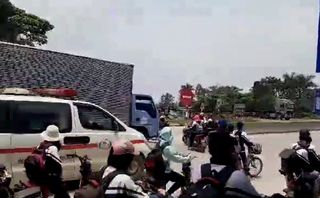 Xe cứu thương hú còi, học sinh vẫn dàn hàng giữa đường 1 Xe cứu thương hú còi, học sinh vẫn dàn hàng giữa đường 1