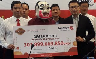 Chủ nhân jackpot Vietlott 303 tỷ đồng hỗ trợ tiền cho các hiệp sĩ đường phố Chủ nhân jackpot Vietlott 303 tỷ đồng hỗ trợ tiền cho các hiệp sĩ đường phố