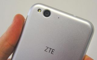 ZTE "ngồi trên đống lửa", thiệt hại 3 tỷ USD từ lệnh cấm vận của Mỹ ZTE "ngồi trên đống lửa", thiệt hại 3 tỷ USD từ lệnh cấm vận của Mỹ