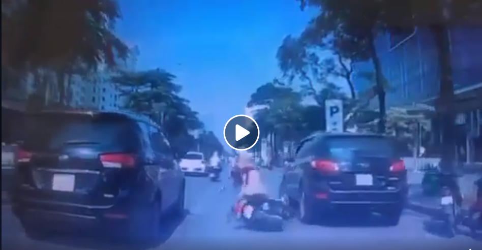 Video: Mẹ trẻ địu con đi xe máy bất cẩn, suýt chết dưới bánh ô tô