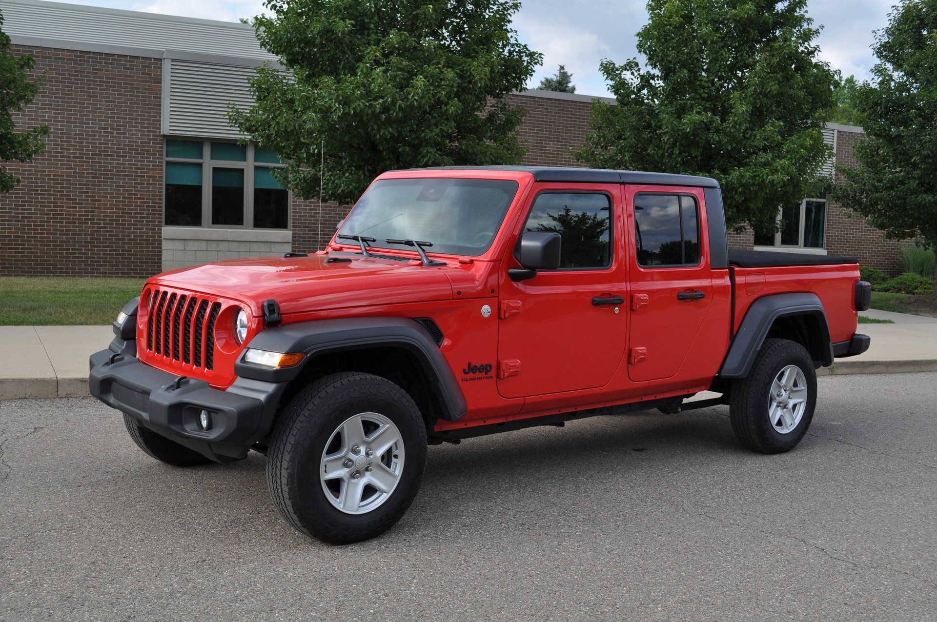 Thị trường xe - “Đấu sĩ” Jeep Gladiator XMT ra mắt, đúng chất lính chiến (Hình 2).