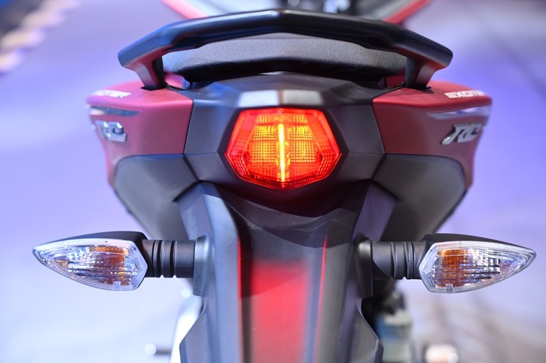 Thị trường xe - “Soi” Yamaha Exciter 155 VVA – 'tiểu YZF-R1' vừa ra mắt tại Việt Nam (Hình 7).