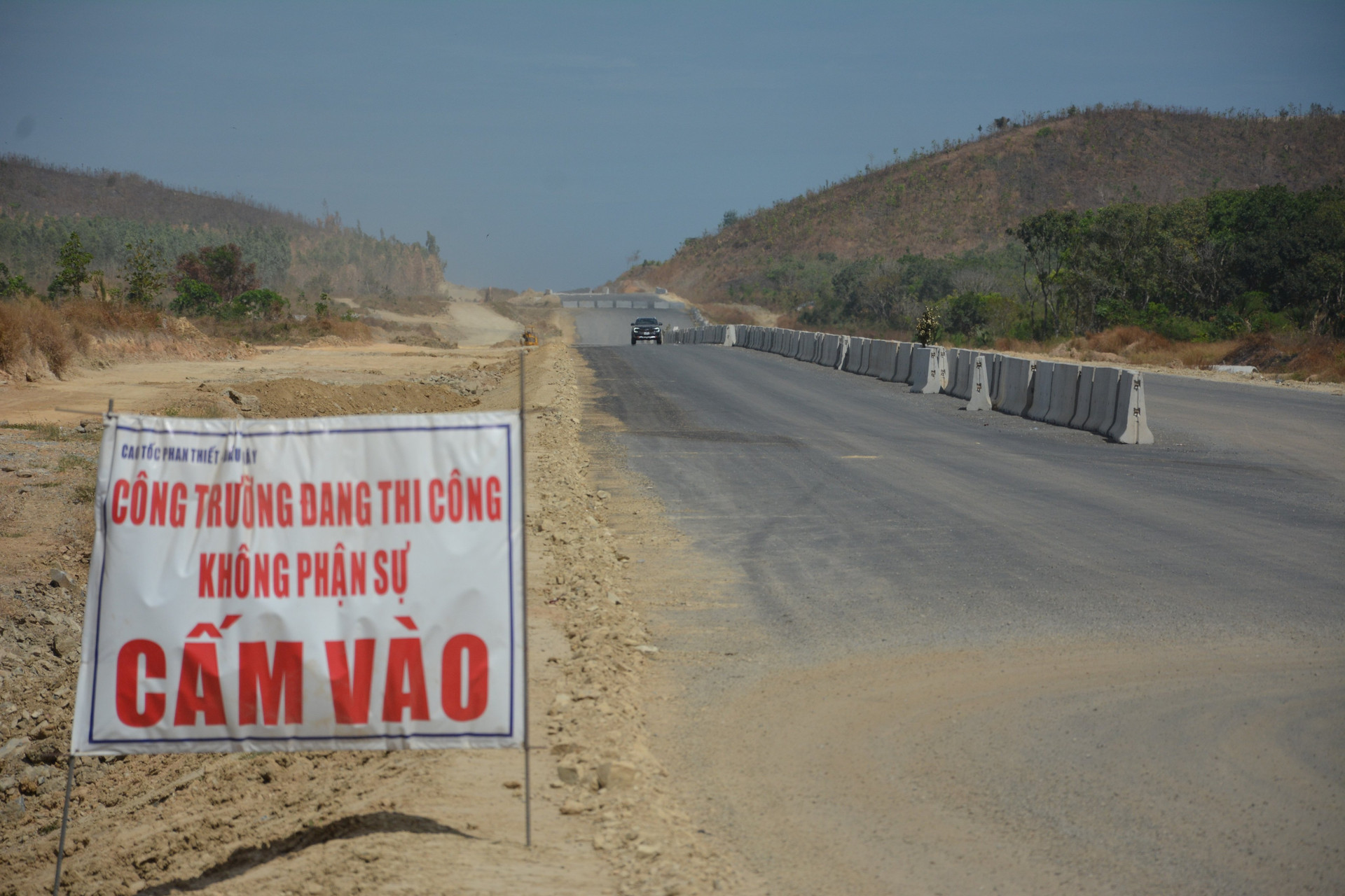 nguoi dan co tinh di vao cao toc chua hoan thanh