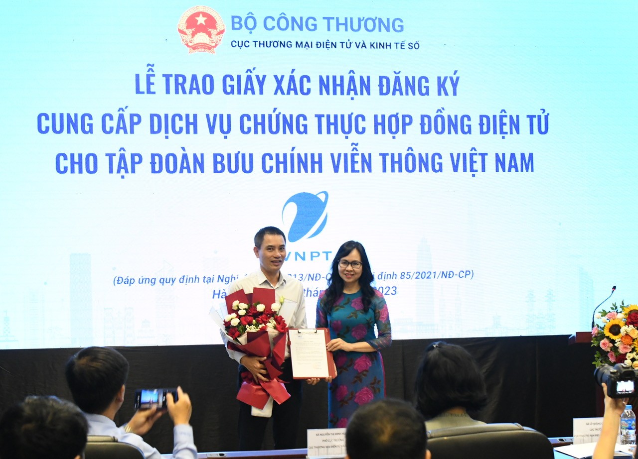 ba le hoang oanh cuc truong cuc thuong mai dien tu va kinh te so trao giay xac nhan dang ky cung cap dich vu chung thuc hop dong dien tu cho dai dien tap doan vnpt