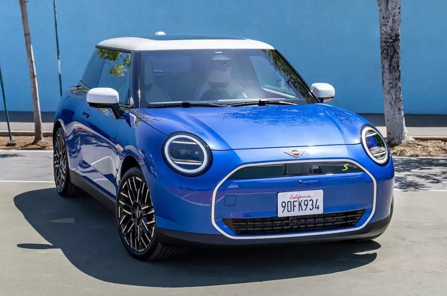 Mini Cooper EV 2024 mang nhiều nét hoài cổ, tối tân về công nghệ