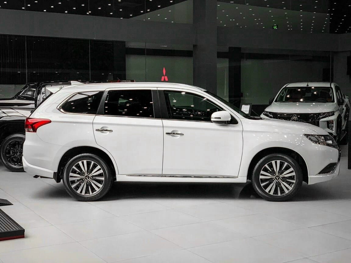 mitsubishi outlander giam gia