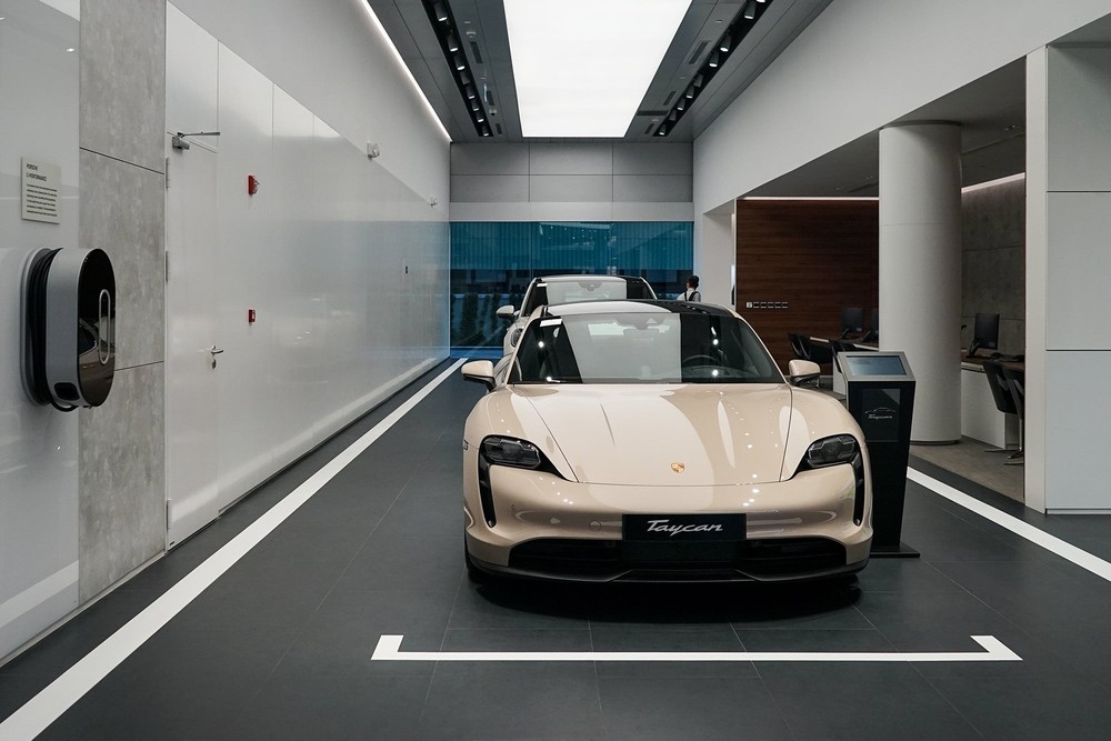 porsche taycan bi trieu hoi