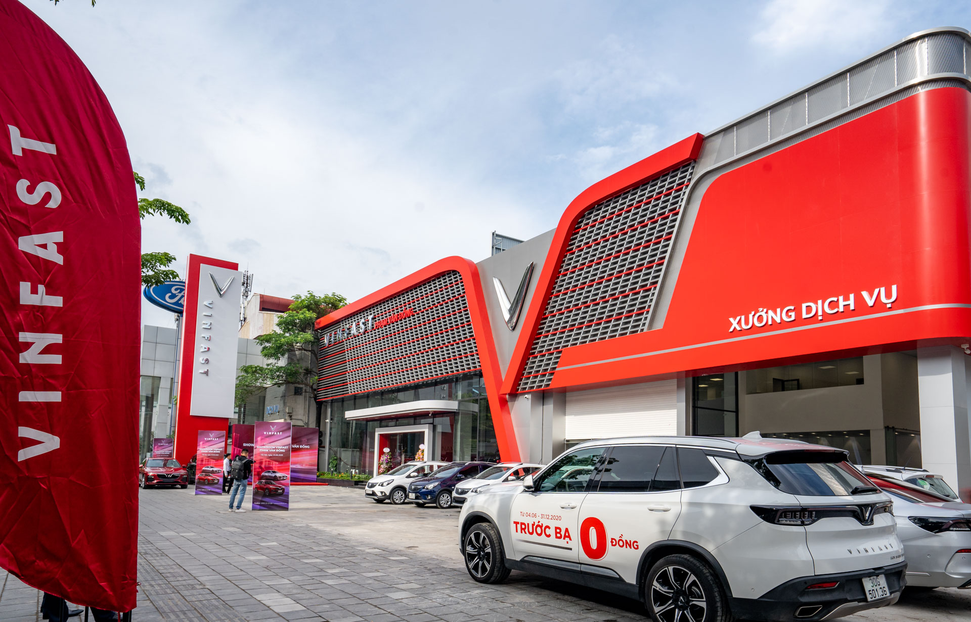 Nhiều showroom ô tô truyền thống đang rục rịch chuyển đổi sang bán xe điện VinFast