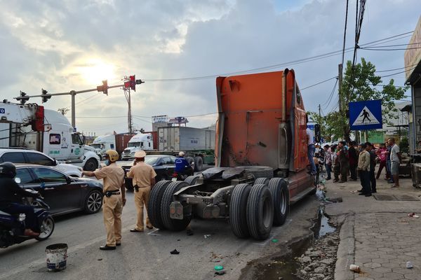 Tin nhanh - Hải Phòng: 7 xe máy bị đầu kéo húc văng, 6 người bị thương (Hình 2).