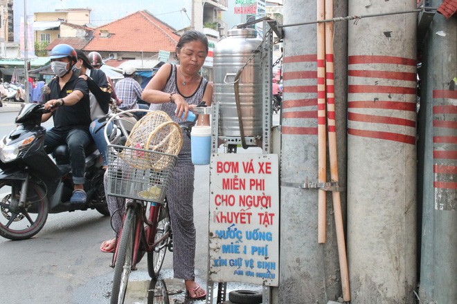Gia đình - Cảm động người đàn ông nghèo 17 năm xin “áo” cho người đã khuất (Hình 2).