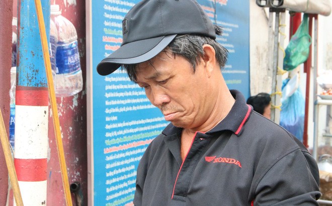 Gia đình - Cảm động người đàn ông nghèo 17 năm xin “áo” cho người đã khuất