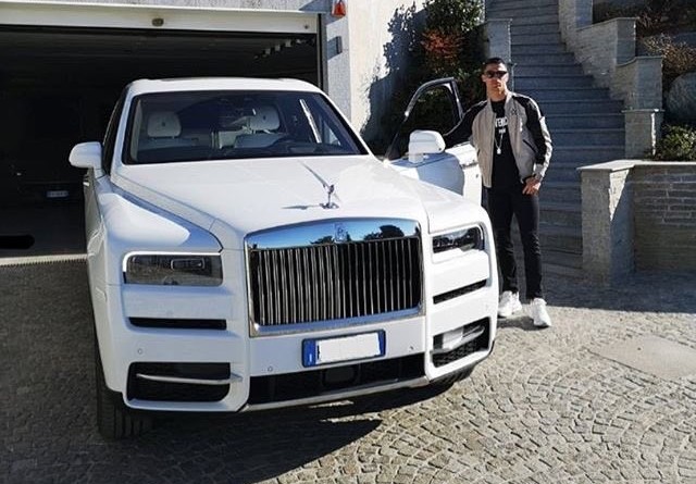 Ronaldo khoe SUV siêu sang Rolls-Royce Cullinan cáu cạnh