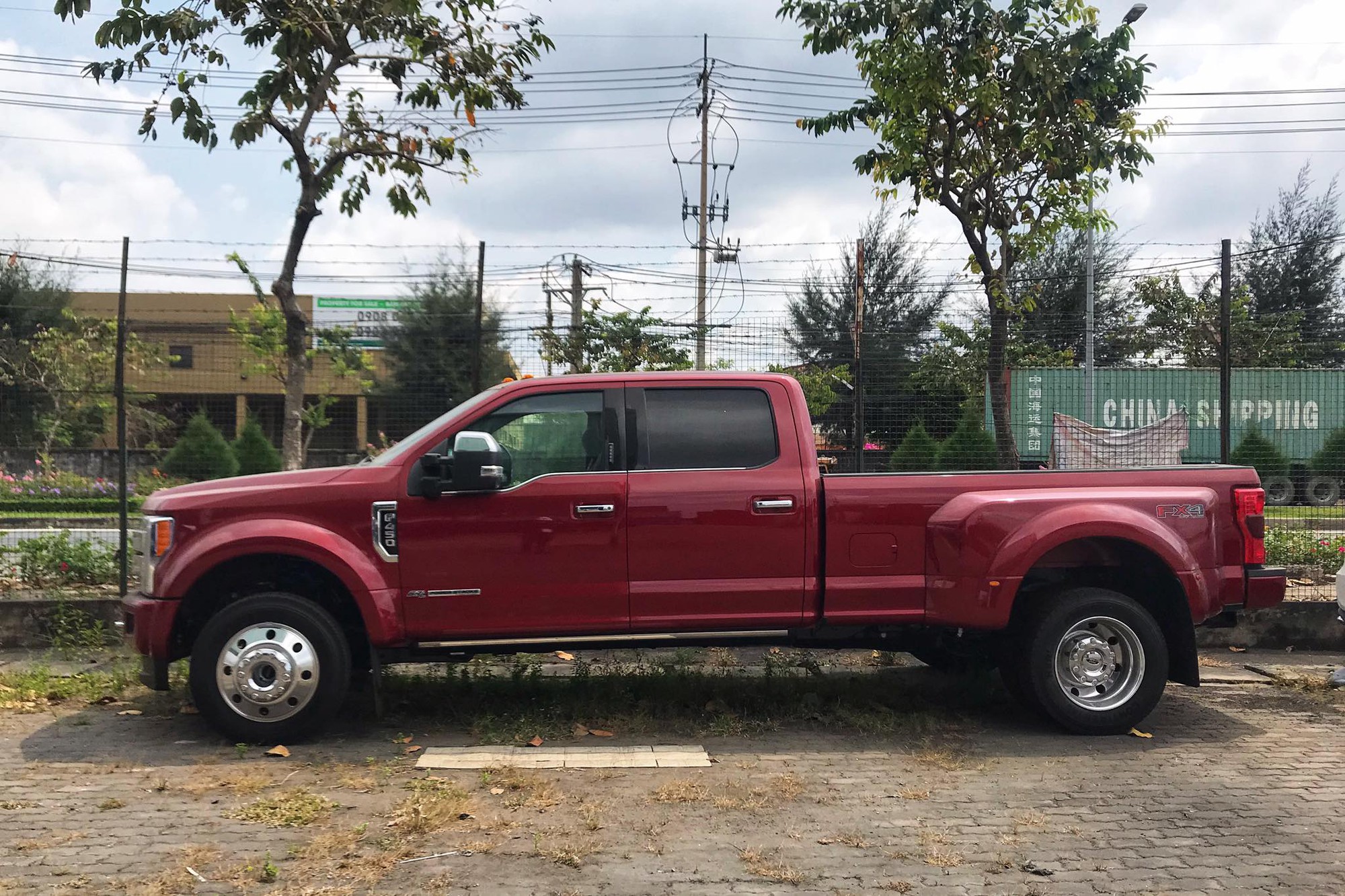 Thú chơi xe - “Khủng long” Ford F-450 dài gần 7 mét vừa cập cảng Việt Nam