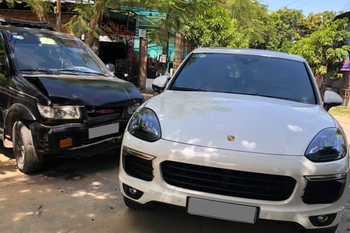 Chủ xe Isuzu “chóng mặt” vì đâm móp xế sang tiền tỷ Porsche Cayenne