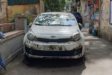 Ô tô Kia Rio bị đốt cháy nham nhở nghi do đỗ xe “bành trướng”