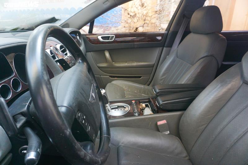 Sau vô lăng - Xe sang Bentley Continental gần 20 tỷ đồng bị 'vứt xó' ở Hà Nội (Hình 11).