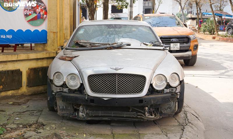 Sau vô lăng - Xe sang Bentley Continental gần 20 tỷ đồng bị 'vứt xó' ở Hà Nội (Hình 2).
