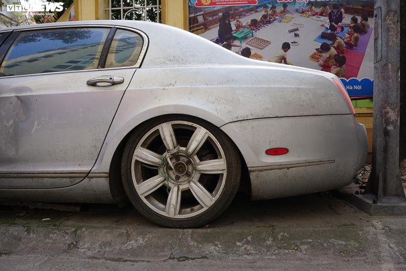 Sau vô lăng - Xe sang Bentley Continental gần 20 tỷ đồng bị 'vứt xó' ở Hà Nội (Hình 7).