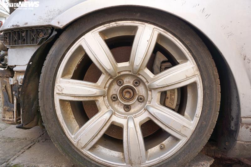 Sau vô lăng - Xe sang Bentley Continental gần 20 tỷ đồng bị 'vứt xó' ở Hà Nội (Hình 8).