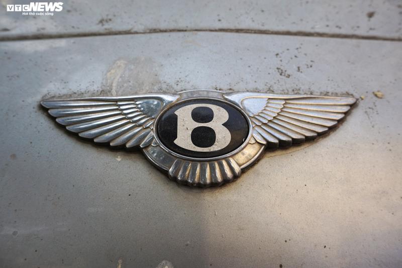 Sau vô lăng - Xe sang Bentley Continental gần 20 tỷ đồng bị 'vứt xó' ở Hà Nội (Hình 9).
