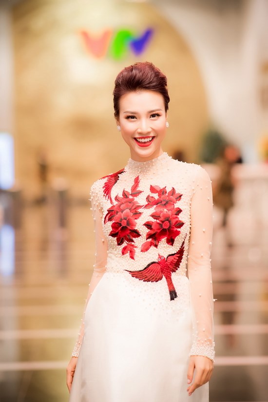 Tái hợp cùng MC Đức Bảo, Á hậu Hoàng Oanh lộng lẫy chào đón năm mới - Hình 4