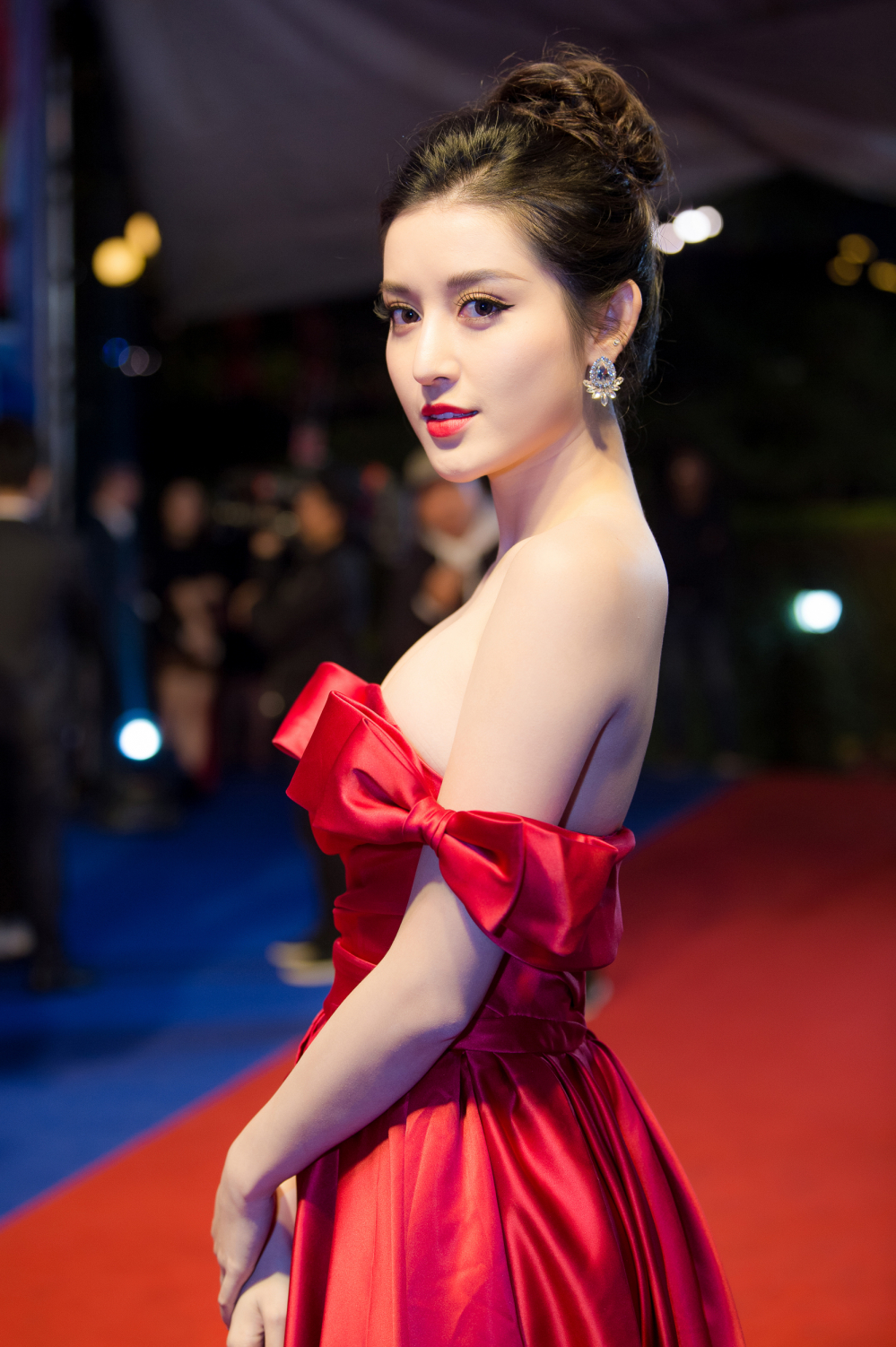 Khoảnh khắc "tình bể bình" của Á hậu Huyền My và cầu thủ ...