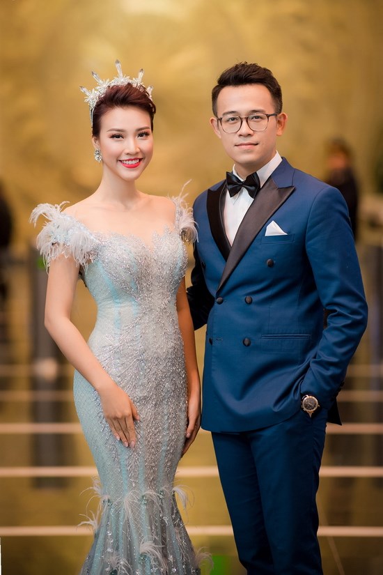 Tái hợp cùng MC Đức Bảo, Á hậu Hoàng Oanh lộng lẫy chào đón năm mới - Hình 1