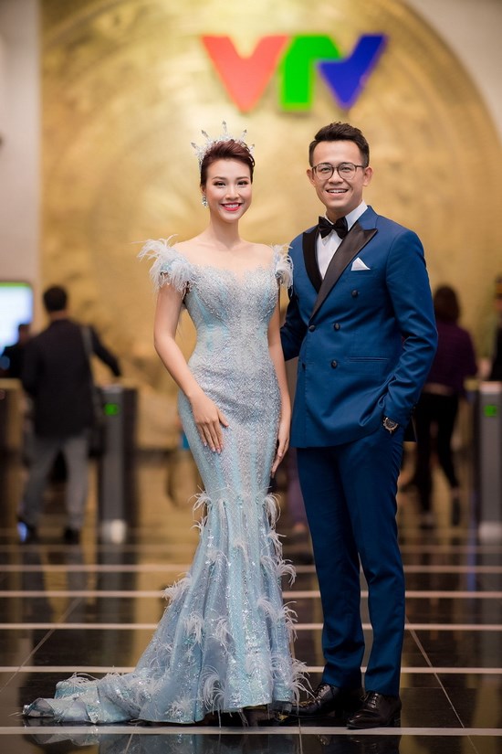 Tái hợp cùng MC Đức Bảo, Á hậu Hoàng Oanh lộng lẫy chào đón năm mới - Hình 2
