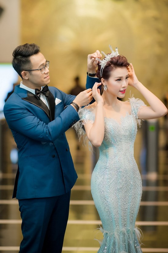 Tái hợp cùng MC Đức Bảo, Á hậu Hoàng Oanh lộng lẫy chào đón năm mới - Hình 3