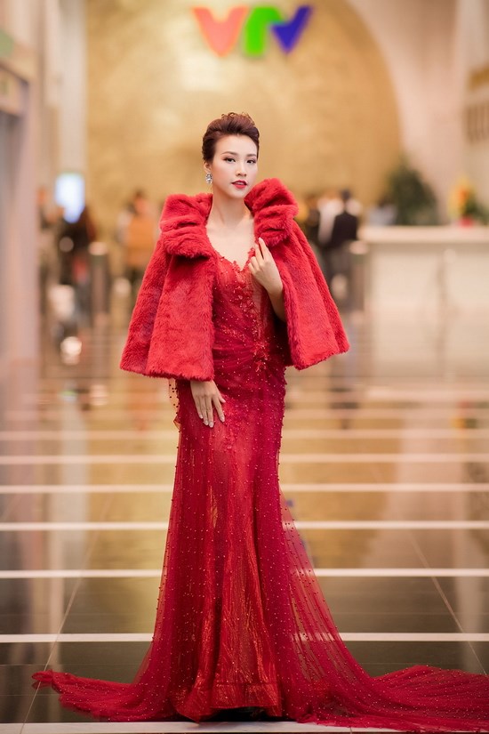 Tái hợp cùng MC Đức Bảo, Á hậu Hoàng Oanh lộng lẫy chào đón năm mới - Hình 6
