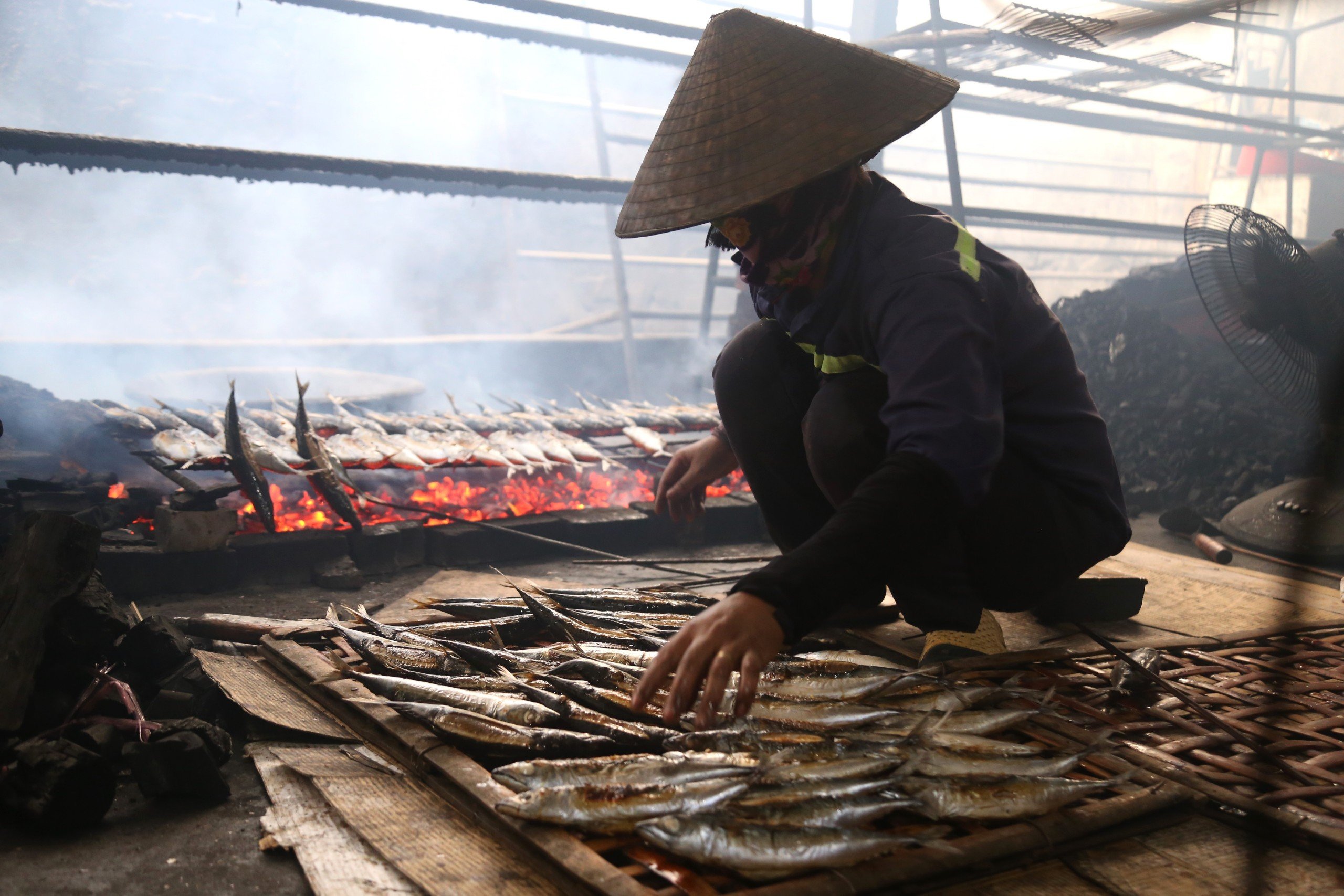 Dân sinh - Cực nhọc nghề nướng cá dưới thời tiết mùa hè nóng bỏng rát (Hình 4).