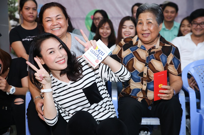 Mỹ Tâm “quậy tưng bừng” cùng các nghệ sĩ ở Viện dưỡng lão - Hình 6