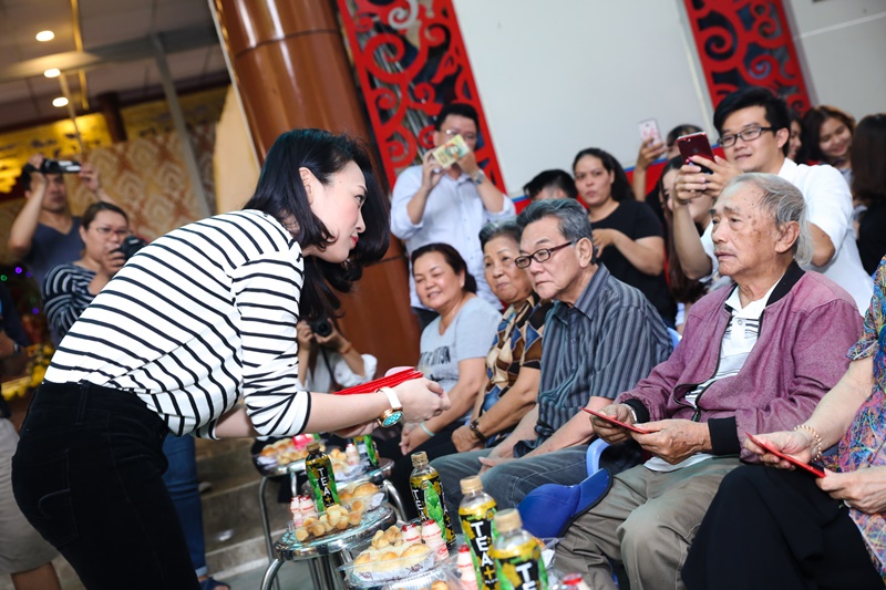Mỹ Tâm “quậy tưng bừng” cùng các nghệ sĩ ở Viện dưỡng lão - Hình 3