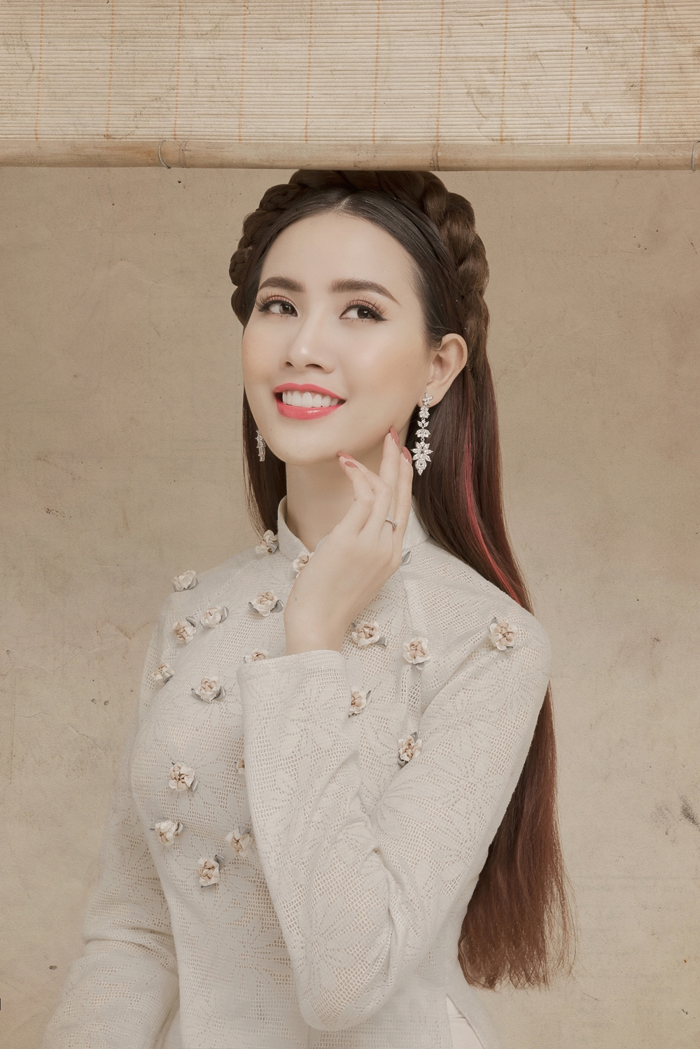 Top 5 Hoa hậu Việt Nam Mơ Phan e ấp trong bộ ảnh đón Tết Mậu Tuất - Hình 6