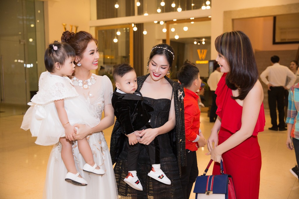 Á hậu Diễm Trang đẹp yêu kiều bên con gái cưng tại sự kiện - Hình 5